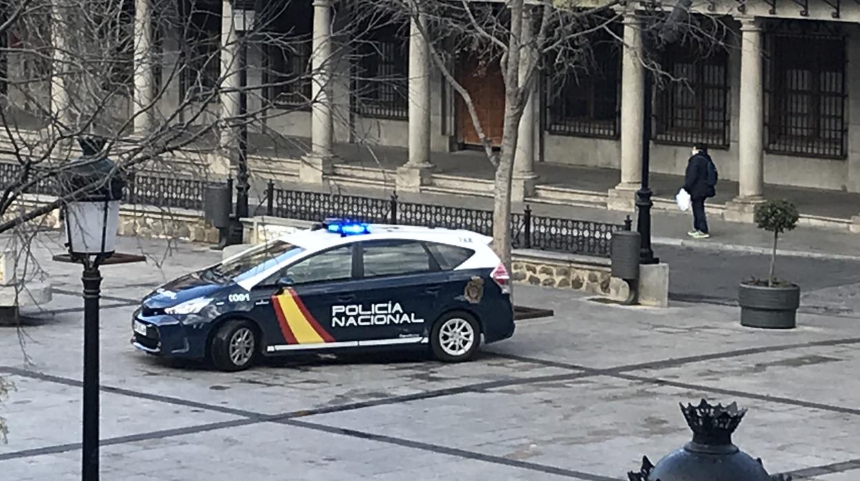 Un vehículo de la Policía Nacional este lunes en la Plaza de Zocodover