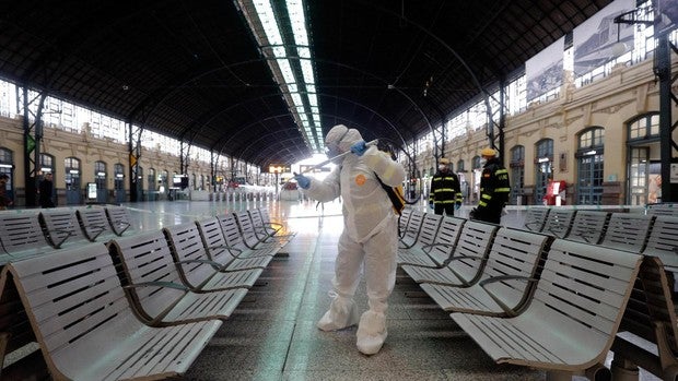El Ejército fumiga las estaciones de tren y autobús de Valencia