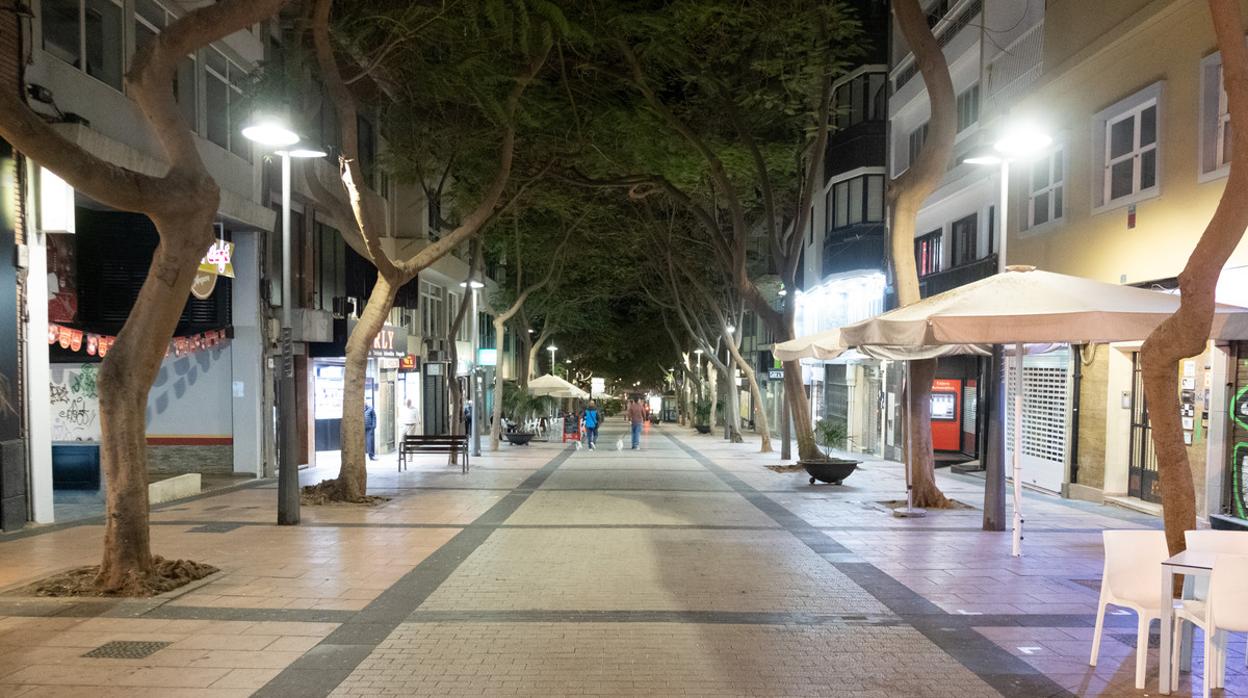 La Calle San José, en Santa Cruz de Tenerife, con todos los comercios cerrados