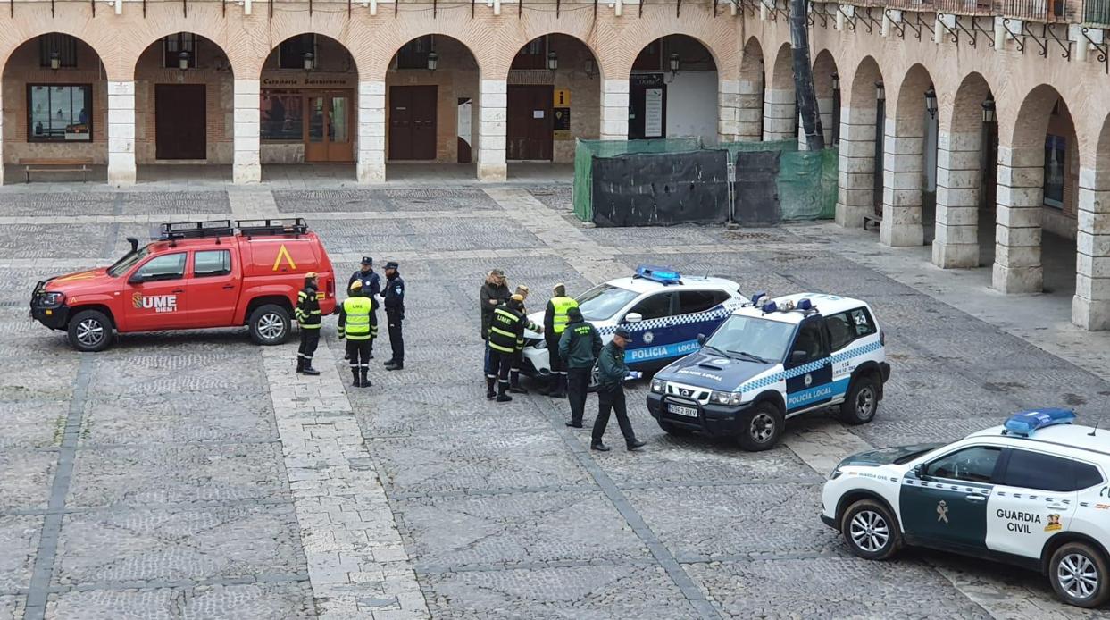 Efectivos de la UME, con policías locales y guardias civiles, en la plaza Mayor de Ocaña este martes