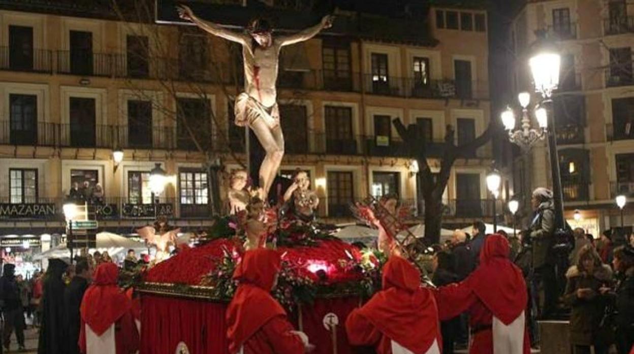 Procesión a su paso por la plaza de Zocodover de Toledo