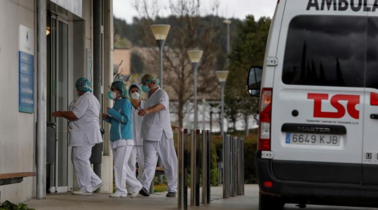 Personal sanitario entrando en el Hospital de Igualada, en la zona de confinamiento