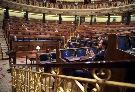 Una treintena de diputados guardan las distancias en un Pleno histórico y trascendental sin periodistas