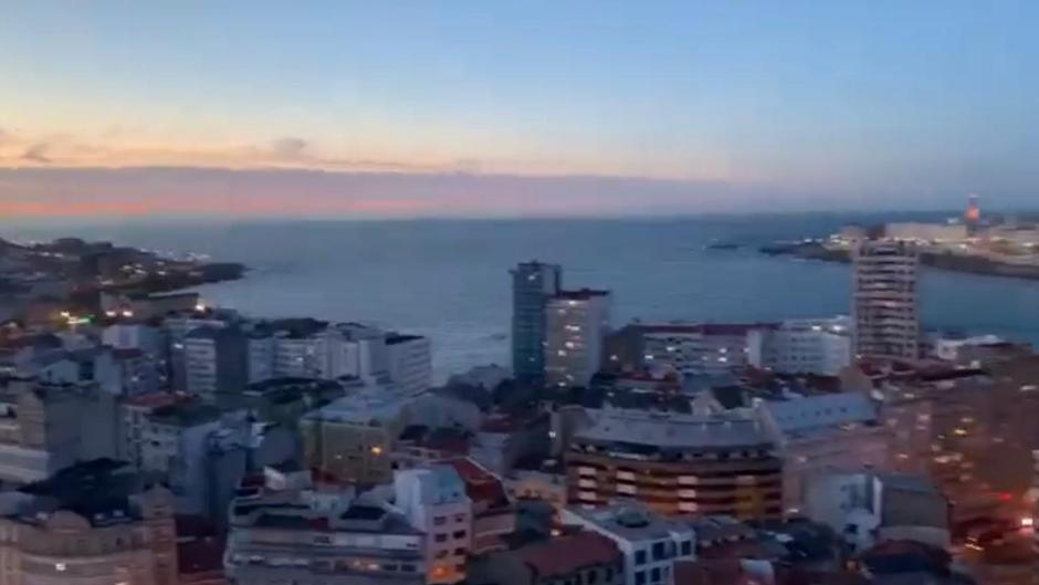 El emocionante aplauso de La Coruña al trabajo de los sanitarios en la pandemia