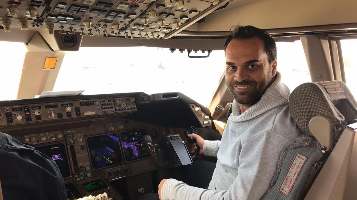 David de la Cruz, en la cabina de un Jumbo Boeing 747/400