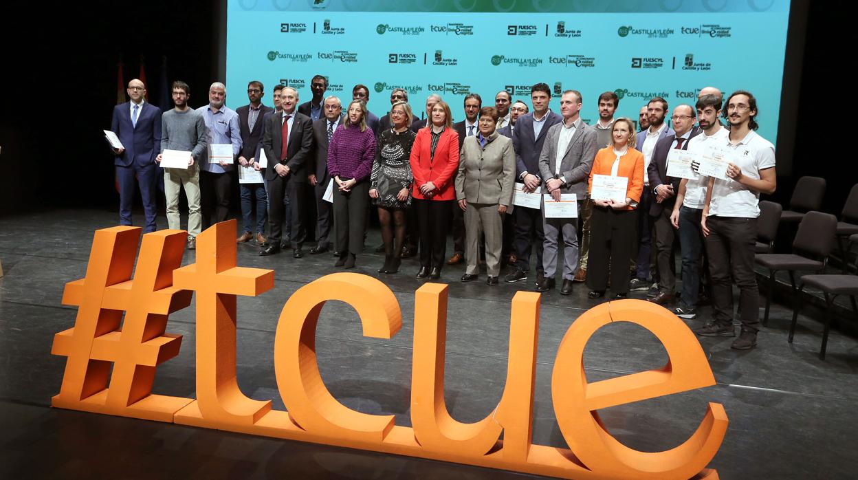 Los premiados, junto a la consejera Rocío Lucas, en la entrega de galardones