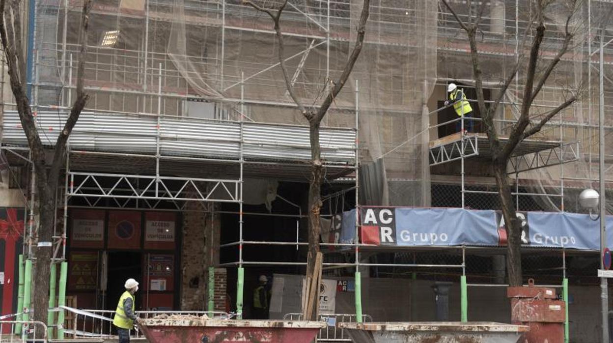 Unos obreros trabajan en un edificio del centro de Madrid