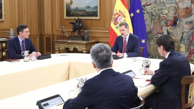 El Rey preside la reunión del coronavirus bajo las normas de distancia y seguridad prescritas