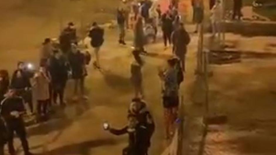 Unas 50 personas se reúnen en la calle para cantar en Salamanca en plena cuarentena