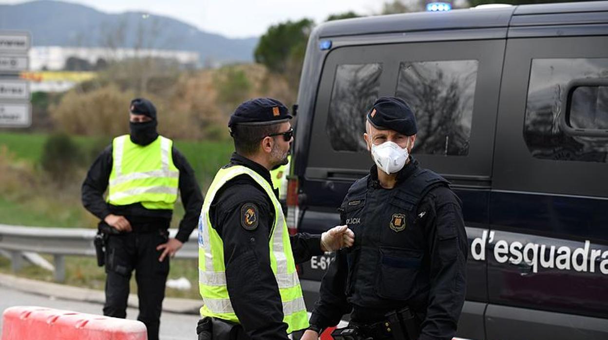 Agentes de los Mossos, en un corte de carretera