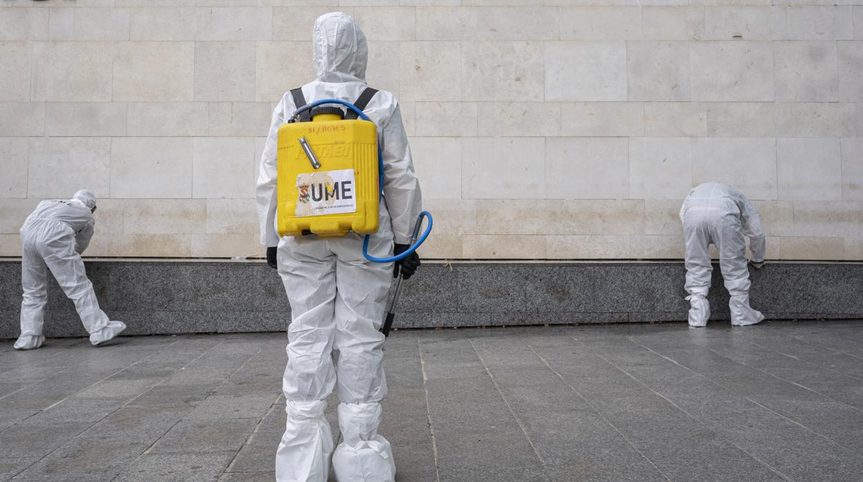 Imagen de los efectivos de la UME desinfectando los alrededores de la Ciudad de la Justicia de Valencia