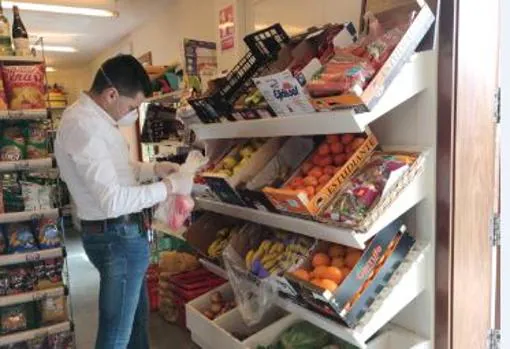 El alcalde, adquiriendo los productos en el supermercado