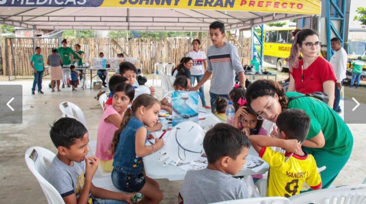 Eva Gutiérrez, con el uniforme verde de enfermera, ha estado desarrollando labores humanitarias en Babahoya (Los Ríos)