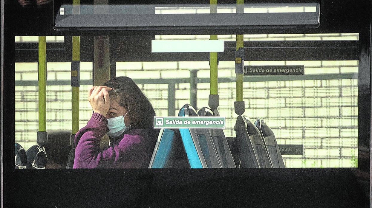 Una usuaria de la EMT, con una mascarilla