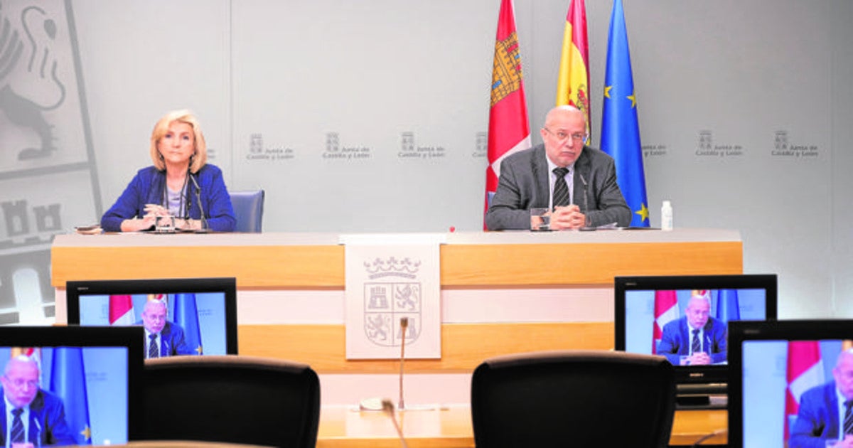 La consejera de Sanidad y el vicepresidente de la Junta, durante la rueda de prensa tras el Consejo de Gobierno