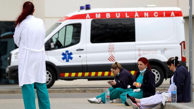 Coronavirus: detienen a una mujer por robar guantes y gel desinfectante en un hospital de Valencia