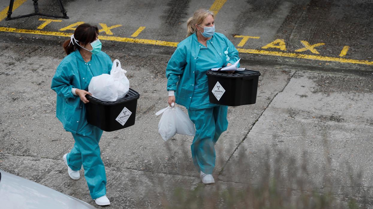 Dos trabajadoras del hospital de Monforte de Lemos (Lugo), donde este viernes se registró el primer fallecido