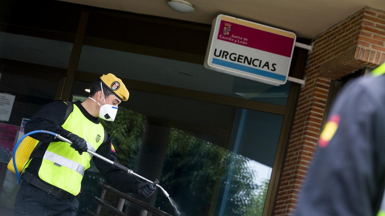 Un efectivo de la UME realiza labores de desinfección frente al coronavirus en un centro de salud de Valladolid