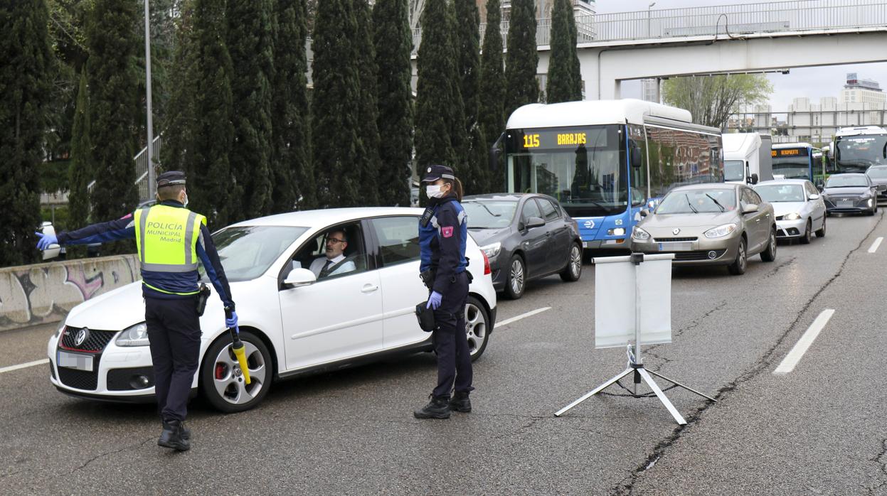 La Policía Municipal realiza, ayer, un control de tráfico para cumplir con el estado de alarma