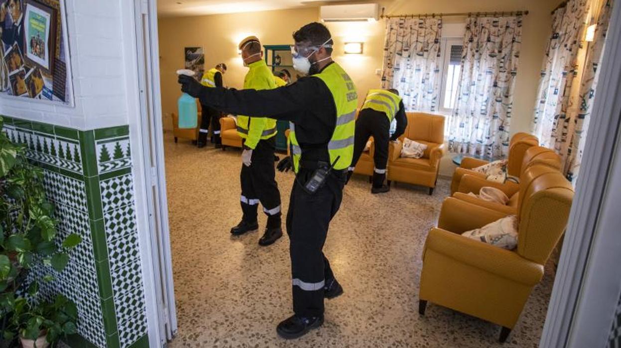 La Unidad Militar de Emergencias hace labores de limpieza y desinfeccion en la residencia de mayores Virgen del Rocio Huelva