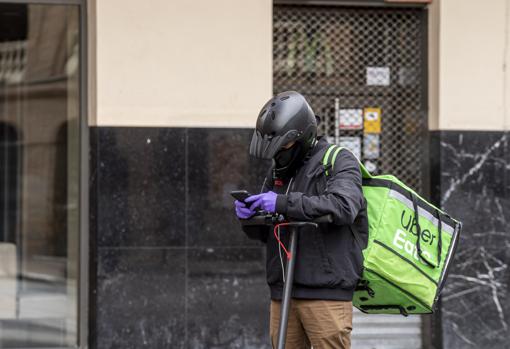 Imagen de un repartidor por las calles de Valencia protegido contra el coronavirus