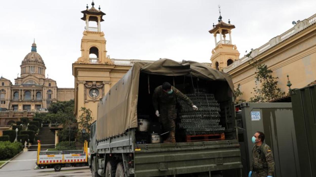 Militares de la Agrupación de Apoyo Logístico nº 41, con base en Zaragoza, llegan con camas al albergue que se instaló en la Fira de Barcelona