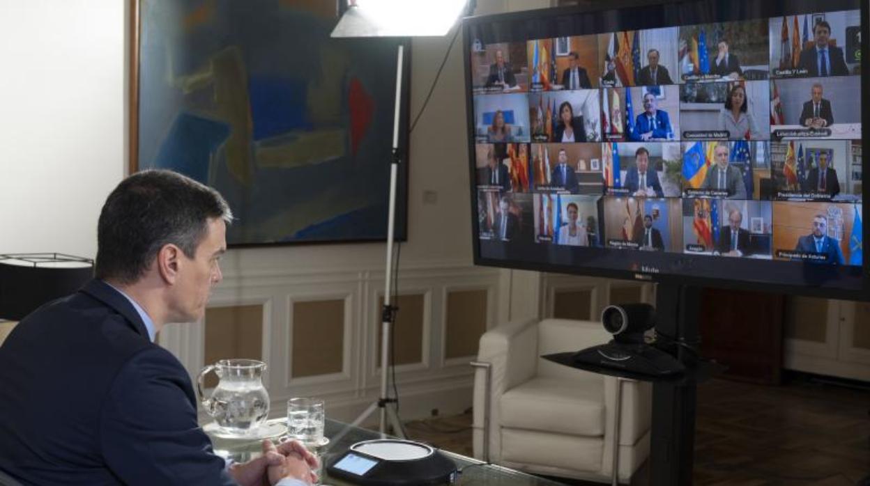 El presidente del Gobierno, Pedro Sánchez, durante una videoconferencia con los presidentes autonómicos