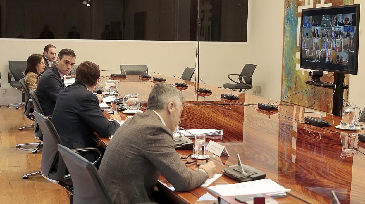 Sánchez ayer, durante la conferencia telemática con los presidentes de las comunidades autóomas