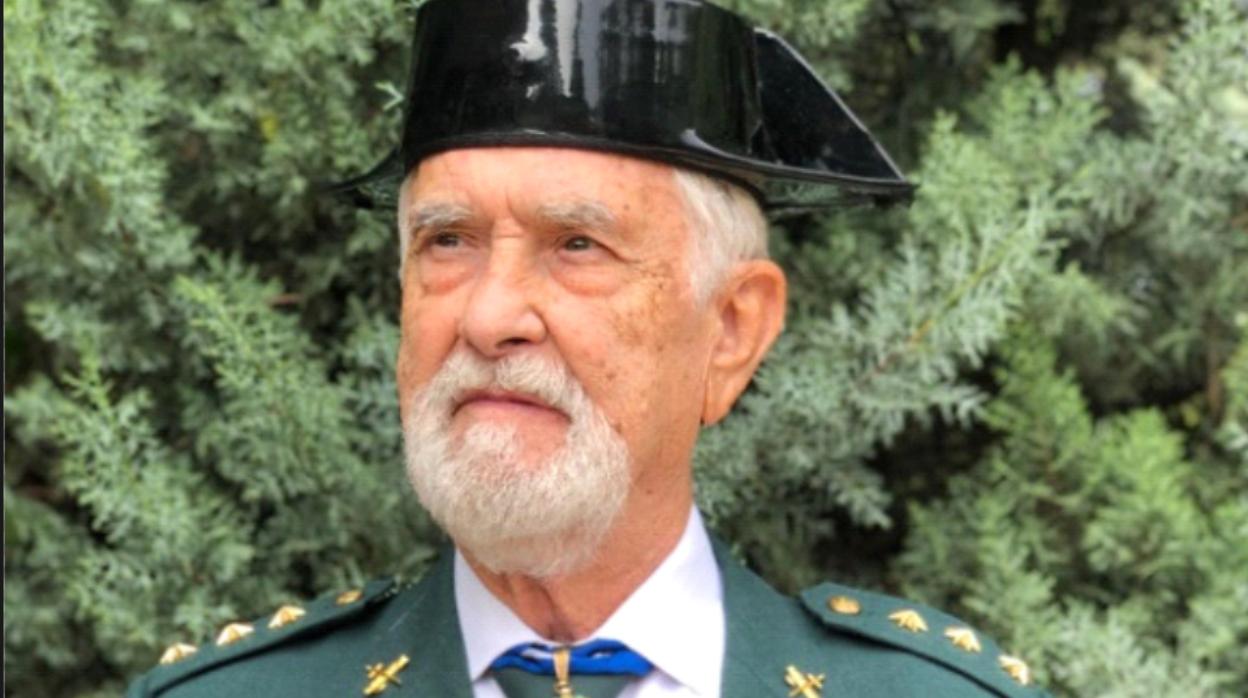 La despedida del hijo del primer jefe del GAR de la Guardia Civil: «Descansa en paz, mi coronel»