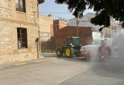 Un tractor desinfecta junto al Centro de Salud de Consuegra