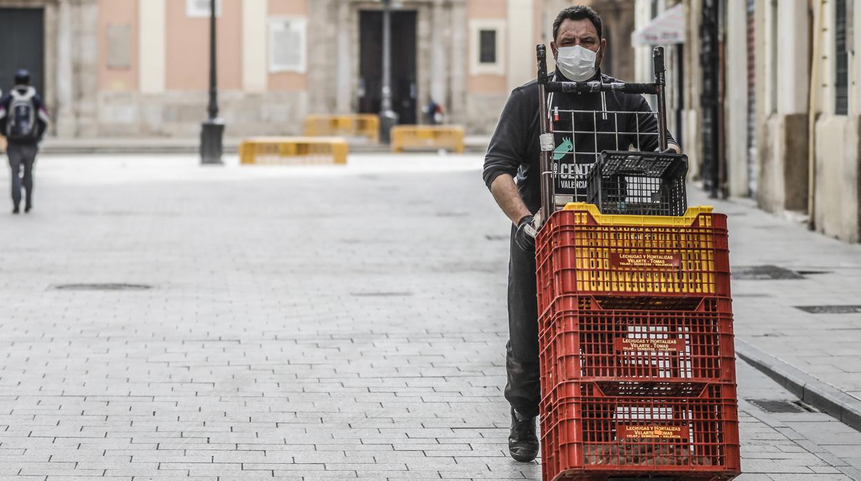 Imagen de un trabajador caminando por el centro de Valencia