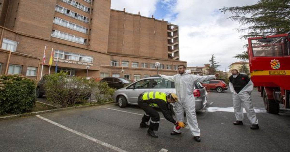 Crisis del coronavirus en Ávila. En la foto miembros de la UME descontaminan sus trajes después de actuar en la limpieza de las residencias de la tercera edad de Ávila