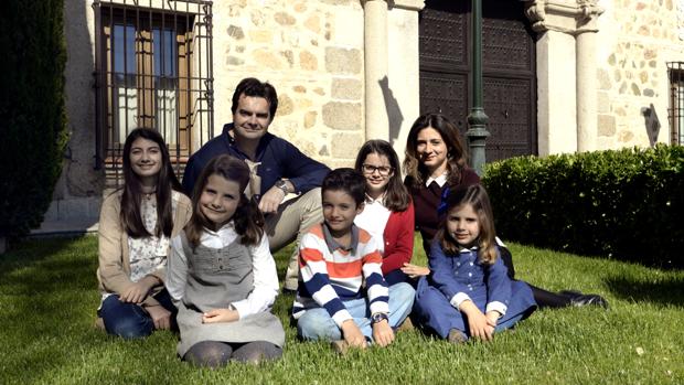 Los Fernández-Linares, una familia numerosa más unida que nunca por el coronavirus