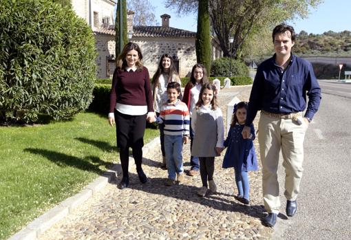 Laura y Fernando, los padres, paseando junto a cincos de sus seis hijos