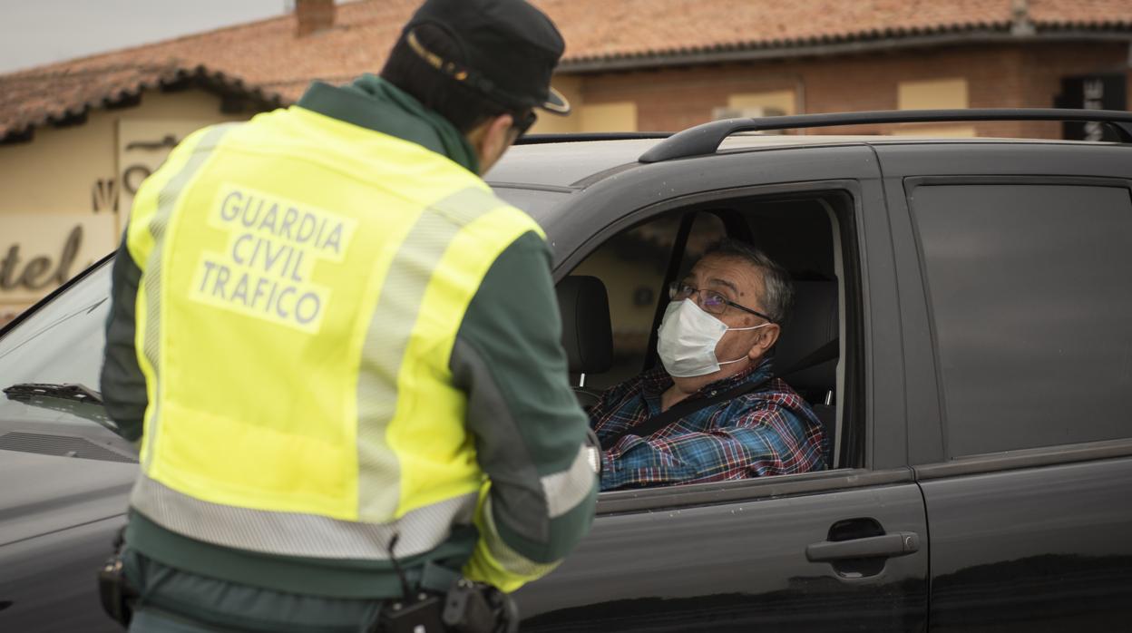 Un control de la Guardia Civil de Tráfico en la A-5