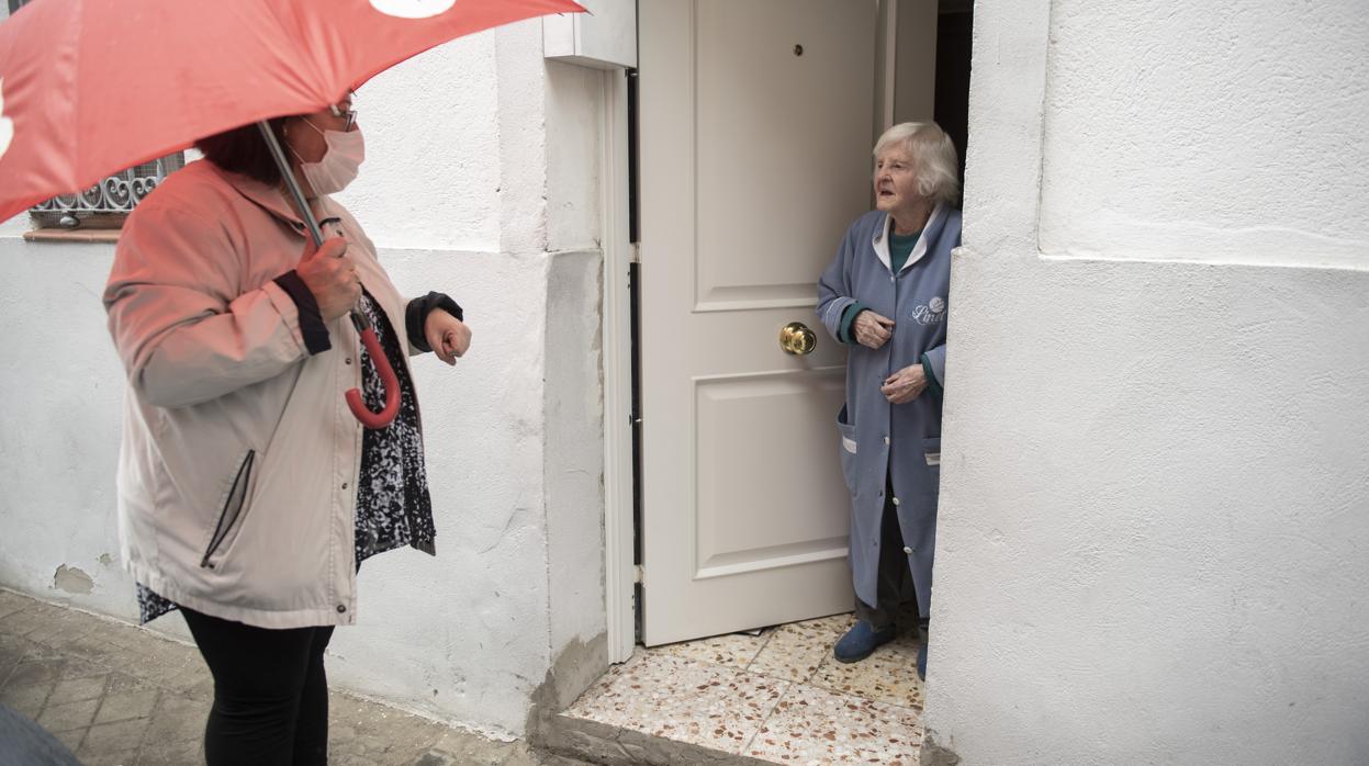 Manos voluntarias para combatir la soledad: «Llevamos agua a ancianos que no tienen en su edificio»