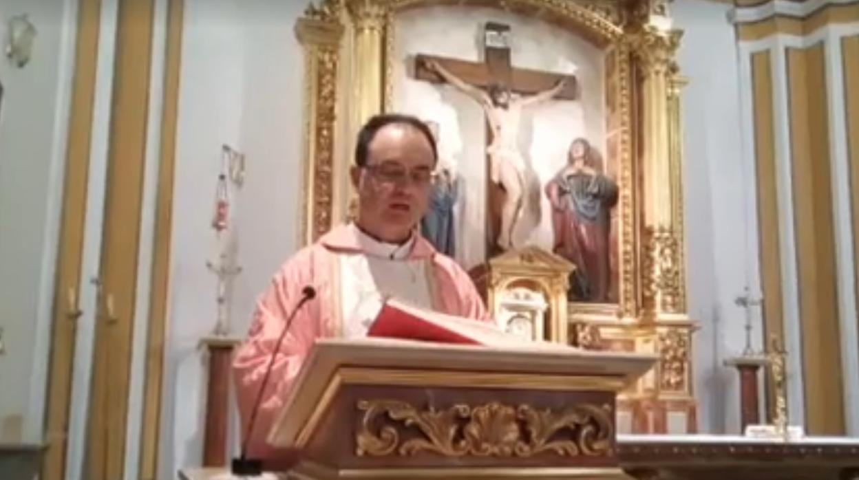 José Manuel Horcajo, sacerdote de la Parroquia San Ramón Nonato, durante una ceremonia