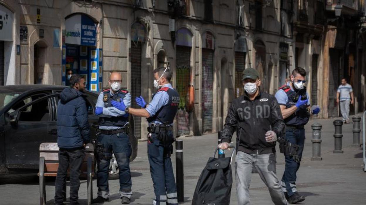 Agentes de la policía catalana, identificando a ciudadanos estos días por Barcelona