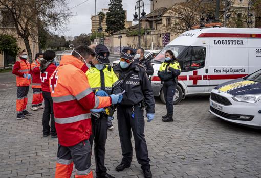 Imagen de los voluntarios y el personal de Cruz Roja organizando este martes el dispositivo especial de atención a personas vulnerables por la crisis del coronavirus