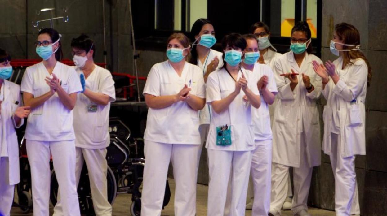 Profesionales del hospital vigués, aplaudiendo en la entrada del complejo