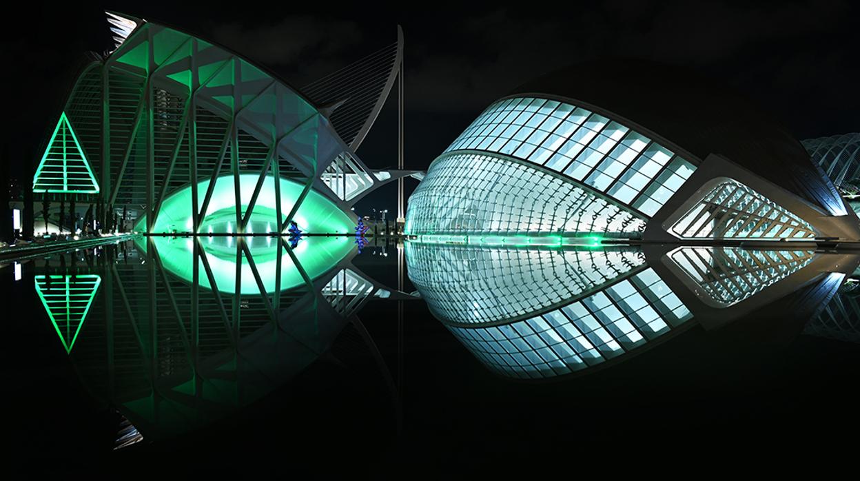 Imagen de la Ciudad de las Artes y las Ciencias de Valencia iluminada con el color verde