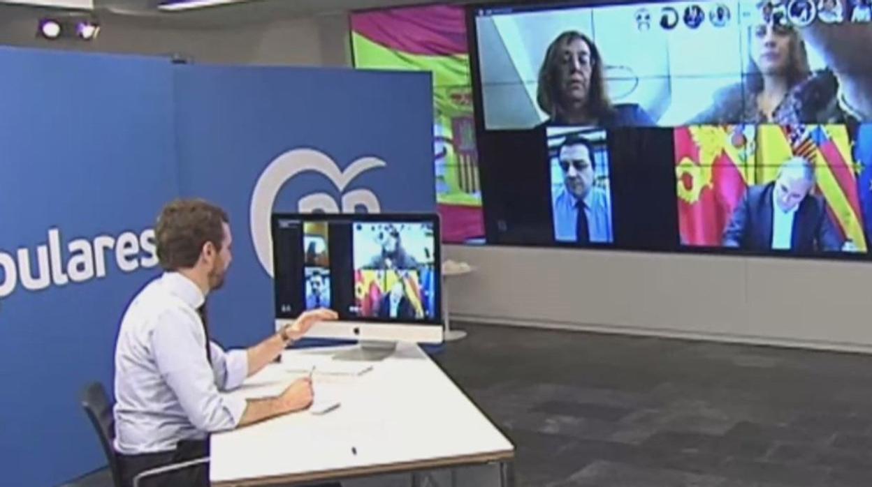 El presidente del PP, Pablo Casado, durante una videoconferencia en Génova