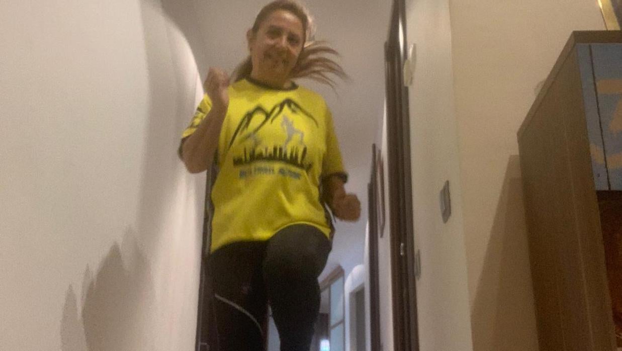 Montse Mingo corriendo en casa