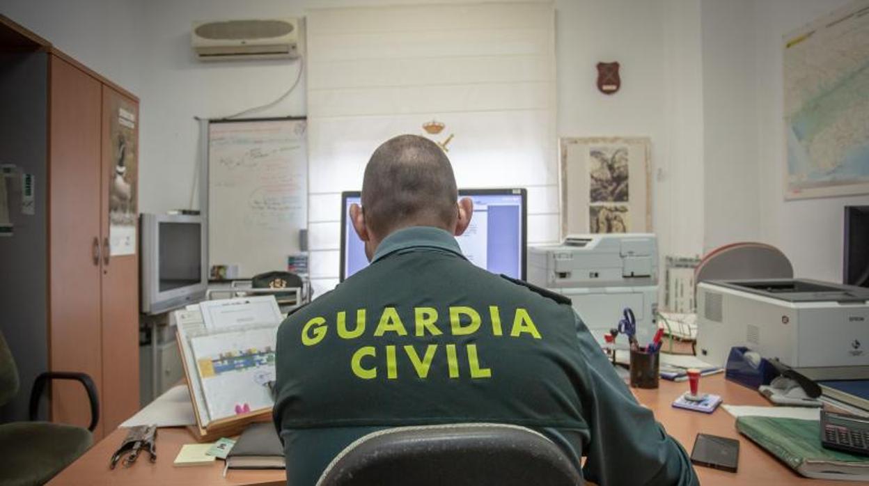 Un miembro del Seprona de la Guardia Civil