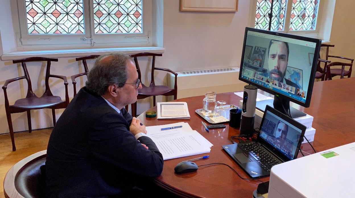 Torra, en el Palacio de la Generalitat, durante su comparecencia por vídeo, hoy