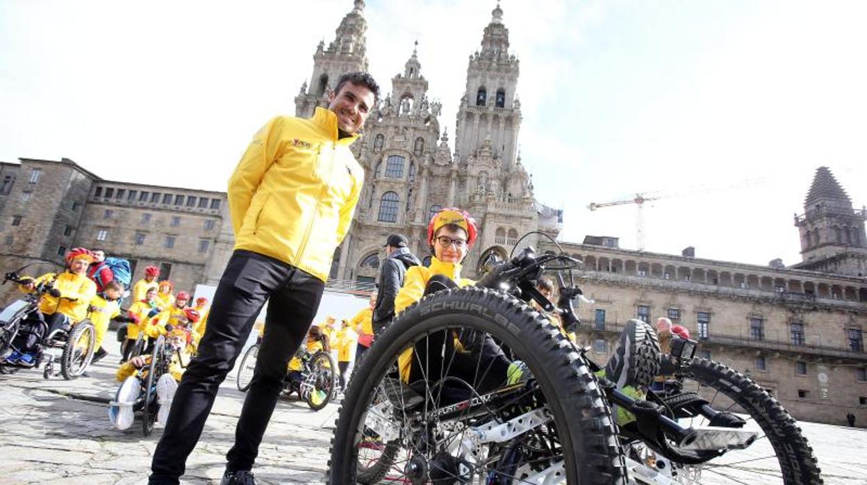 El joven Pedro Vázquez, junto al triatleta Javier Gómez, a su llegada a la Plaza del Obradoiro