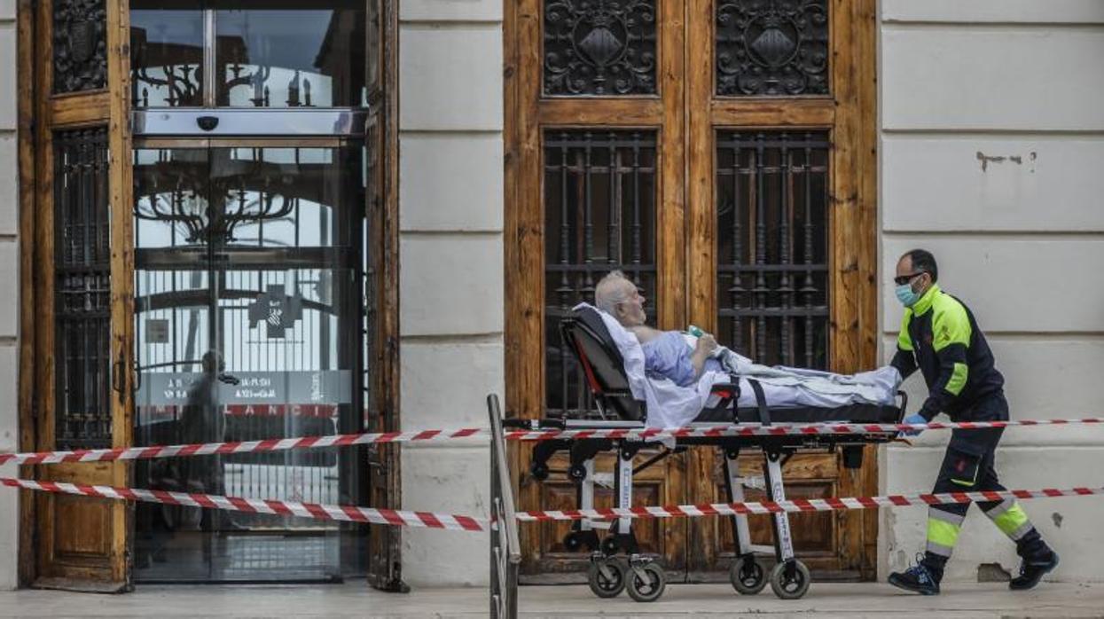 Un anciano es trasladado en Valencia para recibir asistencia médica, este jueves