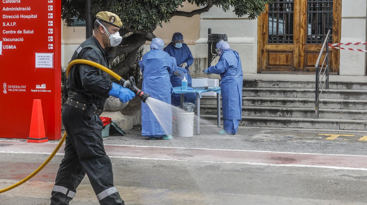 Desinfección a las puertas de un hospital de Valencia