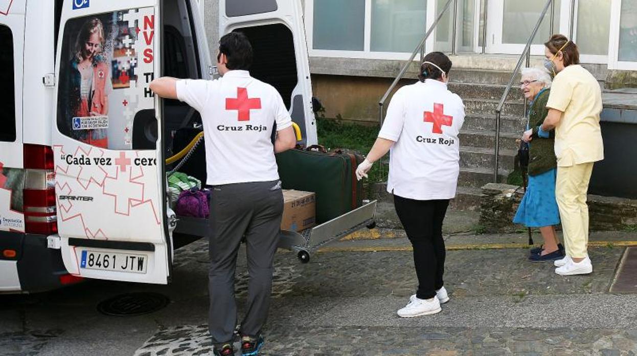 Traslado de ancianos ayer miércoles en una residencia de Santiago