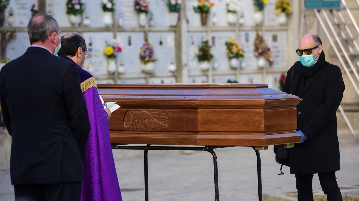 Un hombre asiste a un funeral en Bérgamo (Italia)